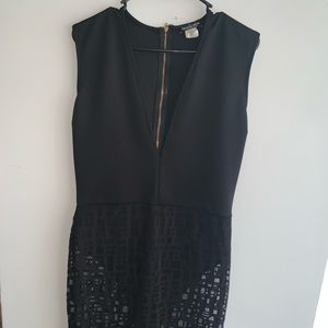 FN/Sleeveless deep V-neck dress with mesh bottom